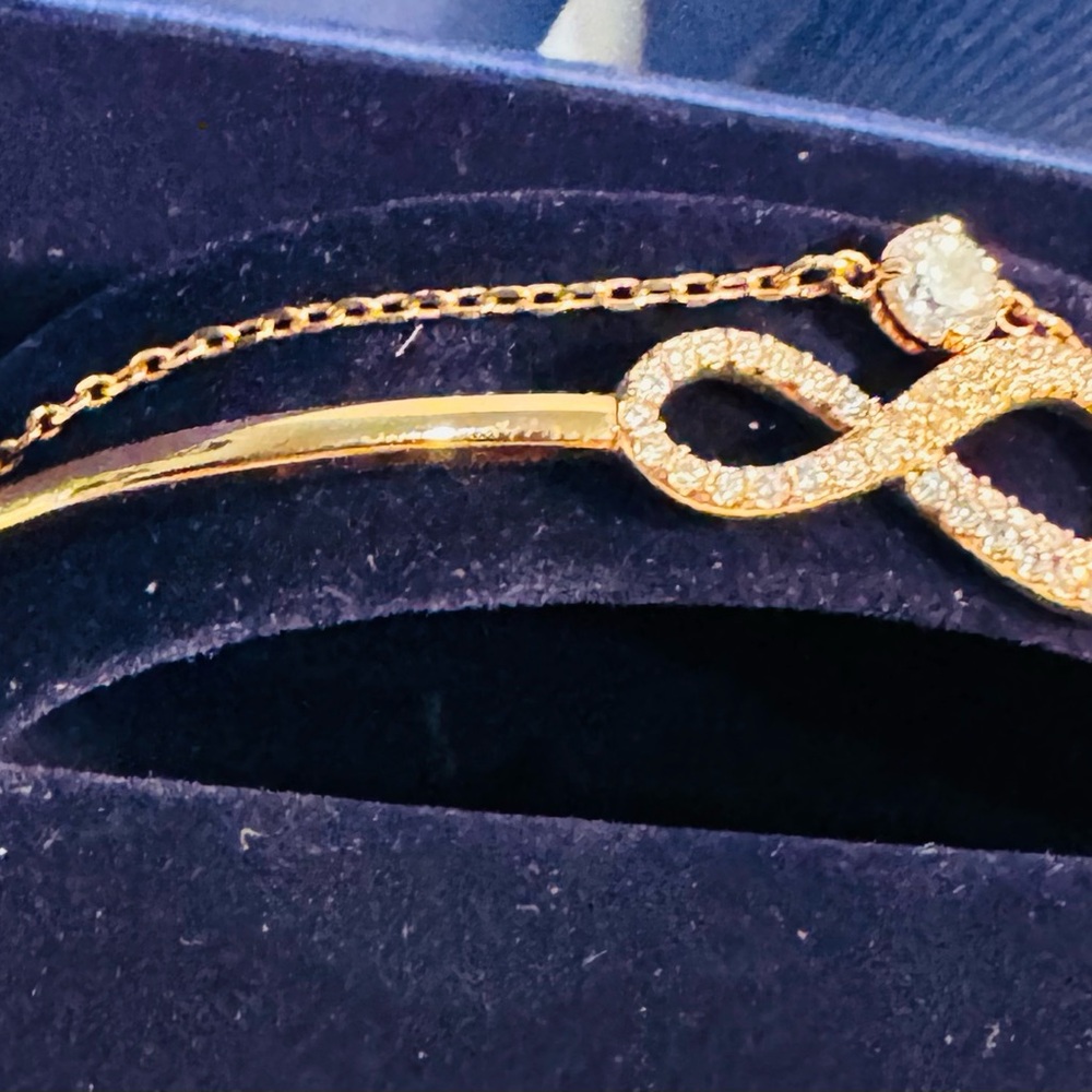 Swarovski Rose Gold Infinity Loop Bangle Bracelet NWT Size Medium - Picture 12 of 16